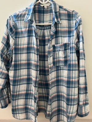 Flanellskjorta - Använd några gånger, dock saknade knappar vid ärmen men går att sy eller kavla upp ärmen.