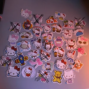Hello Kitty klistermärken  - (TRYCK INTE PÅ KÖP NU!!) blandade hello Kitty klistermärken, 7kr/styck, 5 stycken för 30kr eller 10 stycken för 55kr :) 15kr frakt