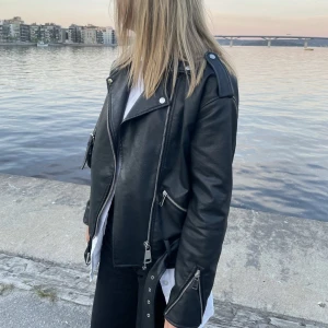 Skinnjacka från missguided  - Skinnjacka från missguided i storlek 34 men har en oversized fit. Den är använd men i bra skick, säljer endast då jag har flera skinnjackor💗