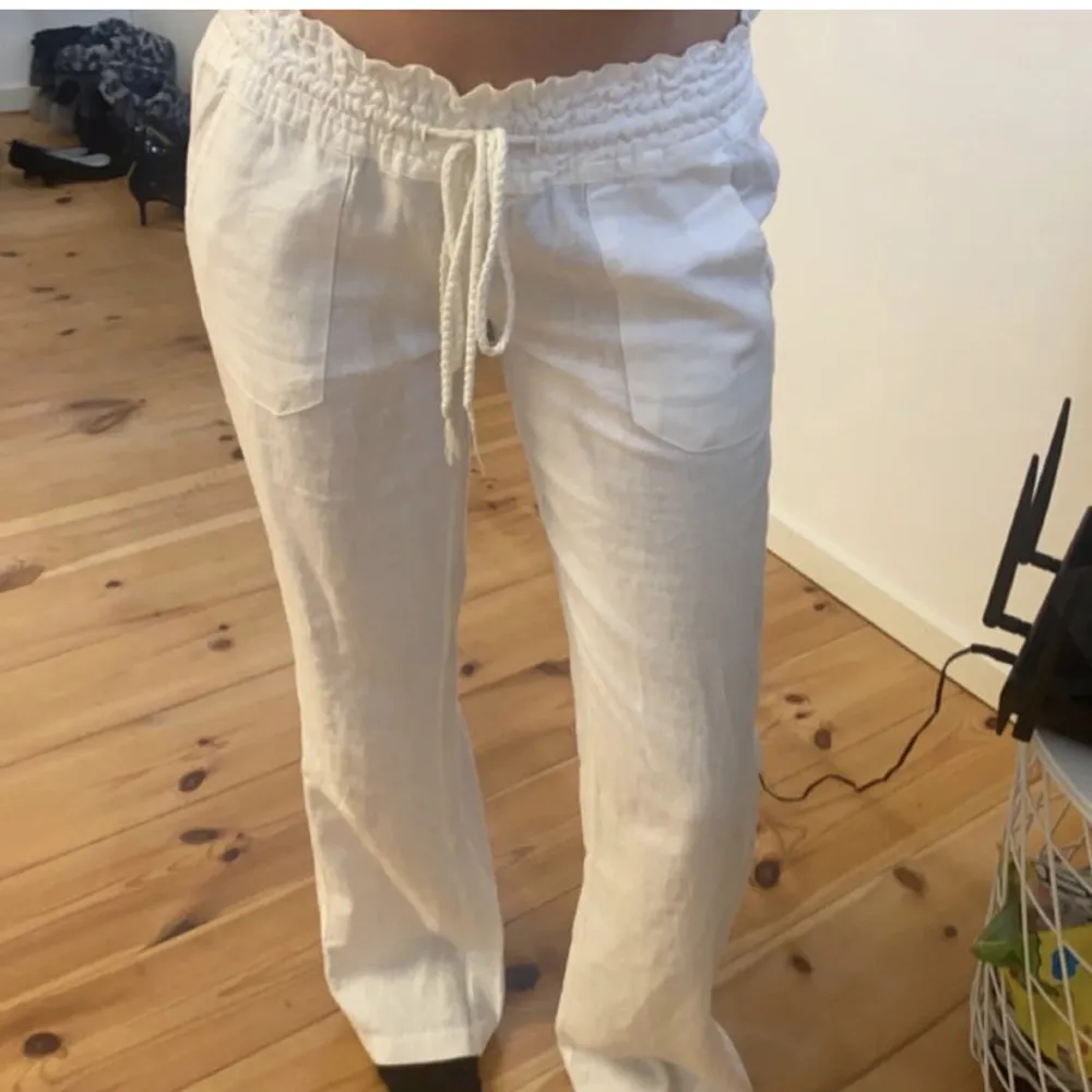superfina vita linnebyxor ifrån roxy, storlek m men passar mig som i vanliga fall har xs/s. använda en del förra sommaren men fortfarande fint skick❤️. Jeans & Byxor.