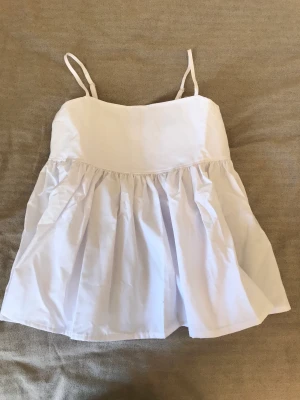 Vit topp - En fin topp som är helt oanvänd. Är en liten 34💕 säljer för den var förliten när jag beställde💕nypris 160kr men nu säljer jag för 100 plus frakt💕 
