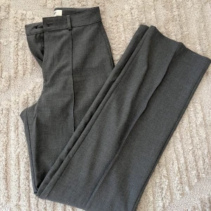 Grå kostymbyxor pull and bear - Storlek S, men passar också XS.  359 kr nypris  Använda en gång💓 Lite för långa på mig som är 167