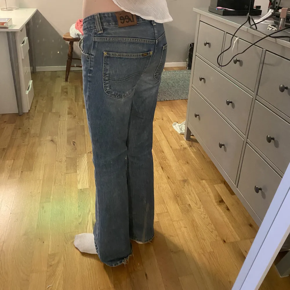 Hej! Jag säljer mina fina bootcut jeans från lee som är lowwaist då jag sytt in dem själv. Skriv för fler bilder. Inte säker på vilken stolek men jag som är 174 tycker de sitter ganska perfekt!. Jeans & Byxor.