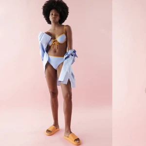 Helt ny bikini - Helt nyköpt bikini från Ginatricot. Oanvänd! Prislap kvar! Blev fel storlek. Nypris på bikiniöverdelen 229kr, nypris på bikiniunderdelen 219kr (448kr sammanlagt). Mitt pris 150kr för båda delarna. Annonsen finns också på vinted.