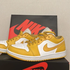 AIR Jordan 1 Low Pollen - Märke: Air Jordan Modell: 1 Low Pollen Cond: 7/10  Lätt använda skor, använda med crease-protect så nästintill inga creases. Köpta från footlocker. Kommer utan låda.