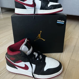 Jordan - Säljer mina Jordan’s 1 som är lite för små på mig. Köpta för 1500 men säljer för 800 då dem är  använda, köparen står för frakt❤️ Priset kan diskuteras.