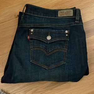 Säljer dessa straight jeans i modellen 505. Köpta second hand men i fint skick. Säljer på grund av att de inte passar mig. Köparen står för frakt! 