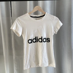 T-shirt  - Adidas t-shirt storlek xs, nypris 199:-