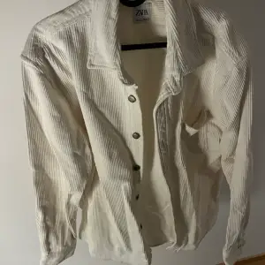 Manchester overshirt eller tunn jacka Beige, Strl L, använd fåtal gånger så fint skick Nypris runt 700kr, pris 300kr