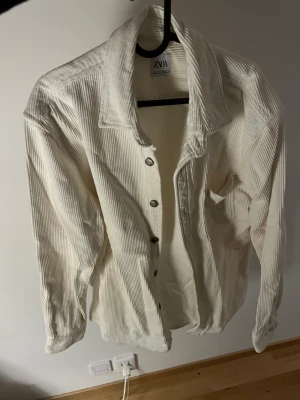 Zara Manchester overshirt - Manchester overshirt eller tunn jacka Beige, Strl L, använd fåtal gånger så fint skick Nypris runt 700kr, pris 300kr