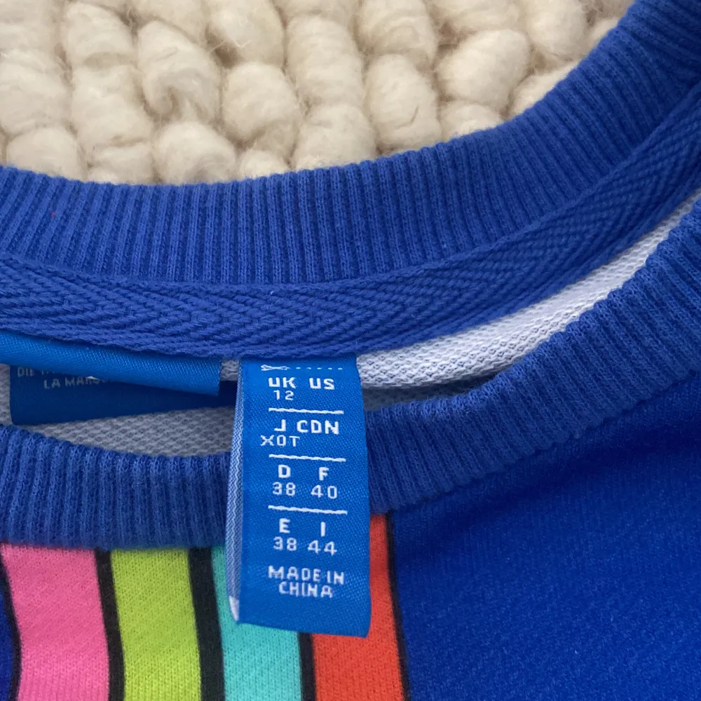 Adidas originals sweatshirt. Sparsamt använd.  100 % polyester . Tröjor & Koftor.