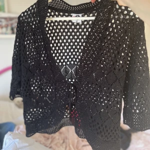 Kofta - Svart virkad kofta 🖤