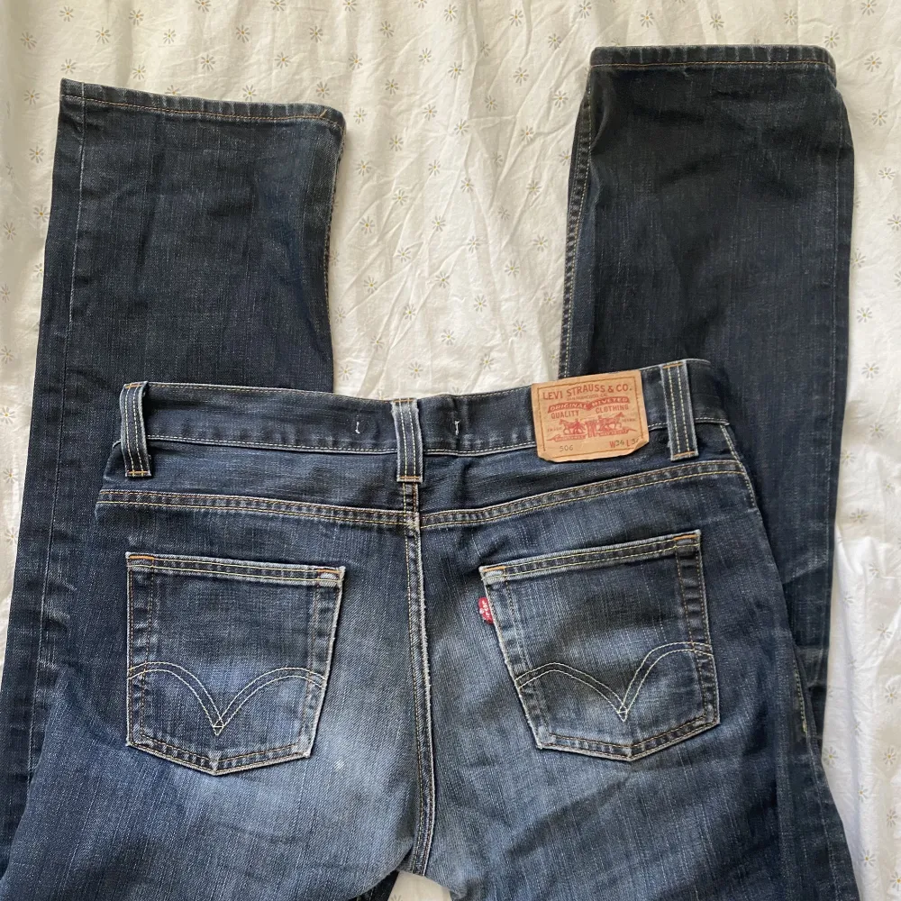 Raka Levis jeans 506or i storlek W34 L34 som jag skulle säga passar M🥰. Jeans & Byxor.