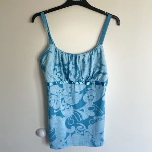 Jätte gulligt linne  - Ett jätte gulligt blått linne, köpte här på Plick men den kom tyvärr aldrig till användning.