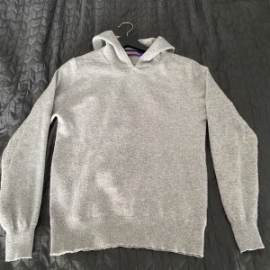 Cashmere hoodie (blend) - Säljer denna hoodie från William de faye med 45% cashmere 20% soie 20% viscose och 15% elasthanne. Hoodien är en tight (S) och skulle säga att den är på gränsen till XS. Hoodien är nopprig och därför säljs för ett bra pris. Orginalpris: ~ 1200