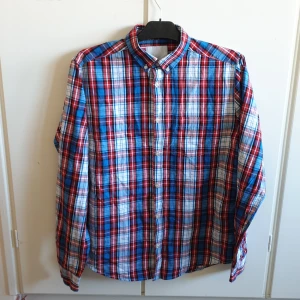 Skjorta  - Hej tänkte sälja min skjorta pågrund av att jag nästan aldrig använder den 