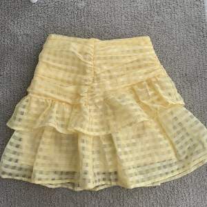 Jättefin gul kjol från Gina Tricot. Strl 34 och för liten för mig som vanligtvis har 34-36. Därav är den som ny! Sista bilden är lånad från Google då jag ej får på kjolen 
