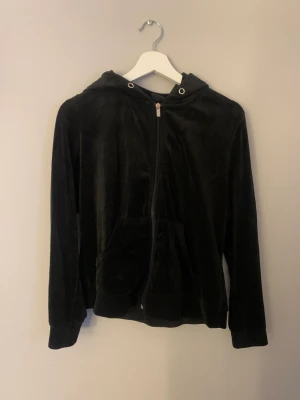 Svart tröja - En svart zip tröja 