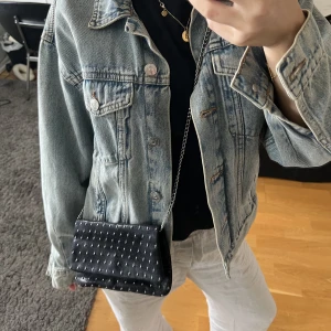 Väska  - Skitcool väska med små ”nitar” eller “pluppar” på sig i silver! Endast använd en gång❣️