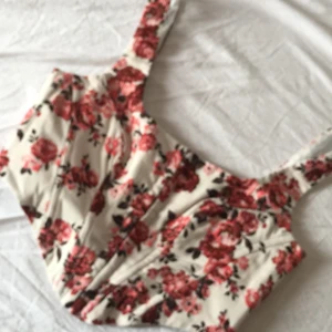 Korsett top - en jätte fin blommig korsett top, säljer för att den är för stor för mig. Fick av en vän och har inte använts av mig själv. står storlek: ”UK10, EUR36, US6” köparen står för frakten! 