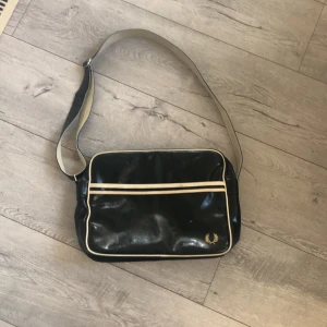 Axelrämsväska fredperry - Hej nu säljer jag min fredperry axelrämsväska som är i bra skick. Den har fack på insidan och Bandet är justerbart. Skriv om ni har några frågor.💗