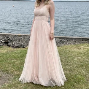 Balklänning💘 - Super vacker balklänning✨ Klänningen är använd 1 gång under min bal. Den är ren och i super fint skick🌸 Har massor av bilder så bara att höra av sig!!!!