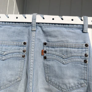 Levi’s vintage jeans - Köpta på Broadway and sons i stockholm för 800kr. De är tightare upptill och blir sedan vidare vid smalbenet. Väldigt smickrande!