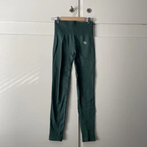 OWNU träningstights  - Helt oanvända träningstights från Hanna Öbergs märke OWNU i storlek S. Tightsen har en scrunch i rumpan. Säljer då dem var för små för mig!  Frakt tillkommer 💞