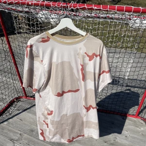 T-shirt - Camoflage t-shirt Oanvänd Storlek M