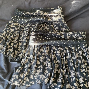 Isabel marant kjolar  - 2 isabel marant kjolar i samma modell och storlek dom är i jätte bra skick perfekt för att matcha med din bästa vän eller köpa separat😍😍😍 Nypris 2800kr mitt pris 1000kr/st❤️