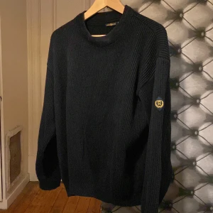 Henri Lloyd Tjocktröja Mörblå M - Tjocktröja från Henri Lloyd i perfekt skick. Köptes för ca 1,5 år sedan för 799 kr.