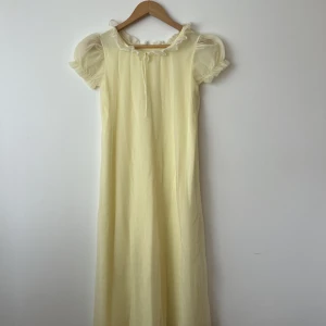 Vintage gult gulligt nattlinne - Sänkt pris! 🌟 Sötaste vintage nattlinnet/klänningen i gult med små puffärmar. 💛 Fint skick med söta detaljer. Ingen storleksmärkning men uppskattar den som en XS. Har stretch. 