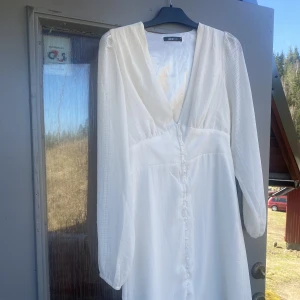 Studentklänning - Super fin klänning som endast är använd 1 gång, liknar adoore😍