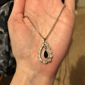 Vintage stil halsband - Kan vara äkta silver ej säker Vintage look Gulligt Tror aldrig använt Kolla min sida för mer smycken/kläder m.m😇✨