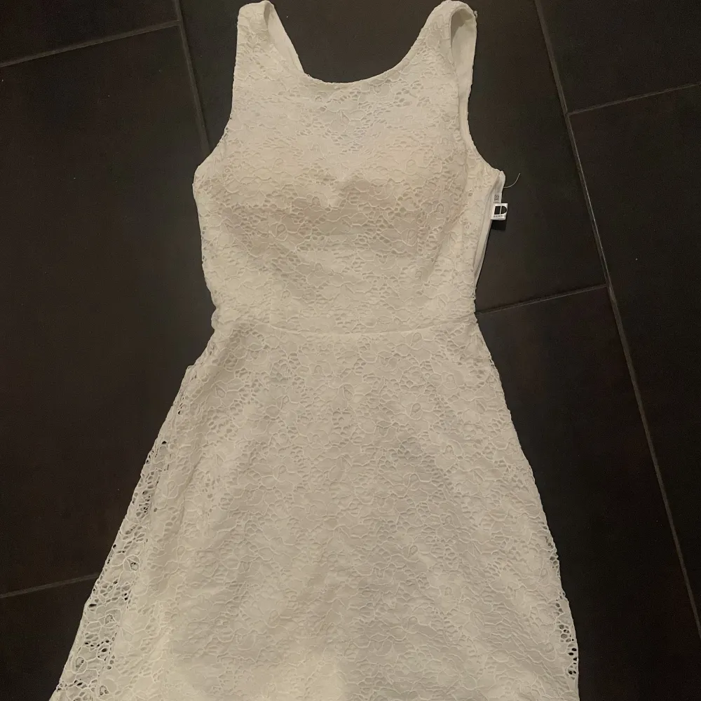 Superfin vit klänning med en rosett i ryggen. Den har vaddering vid brösten så man slipper ha bh.  Klänningen är tyvärr för liten för mig därför har jag ingen bild hur den ser ut på. . Klänningar.