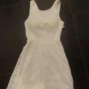 Superfin vit klänning med en rosett i ryggen. Den har vaddering vid brösten så man slipper ha bh.  Klänningen är tyvärr för liten för mig därför har jag ingen bild hur den ser ut på. 