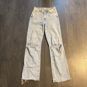 Straight Jeans med hål från Bikbok, strl W27 L32