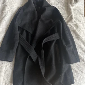 Svart kappa 🤍 - Jättesnygg trendig medellång kappa från mango 🖤 väldigt fint skick bortsett från några mindre defekter på insidan - kontakta mig för mer info :) 🤍 storlek XS men sitter såhär på mig som vanligtvis har S 🤍 Perfekt tjocklek till våren 🤗 tryck gärna KÖP NU❤️