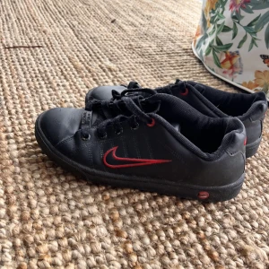 Sneakers - Nike sneakers med rött Nike märke. Köptes second hand för två år sedan. 