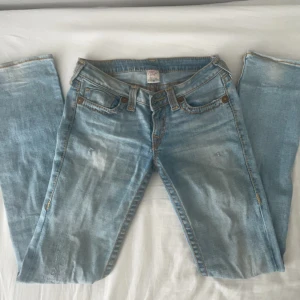 True religion jeans  - Säljer mina true religion jeans som knappt kommit till användning. De är lågmidjade och bootcut. Användt ca 3 gånger. Innerbenslängden är ca 83cm och midjemåttet är ca 38cm rakt över. Skriv gärna privat för fler frågor💕