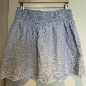 Volangkjol  - En jätte fin volangkjol i storlek 42 men är liten i storleken så jag skulle säga 38