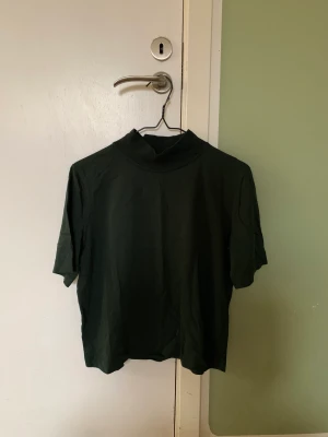 Zara t-shirt - Super fin t-Shirt från Zara som jag köpte förra sommaren. Knappt använd. 