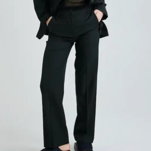 kostymbyxor  - säljer mina kostymbyxor pgr av att dem är för stora tyvärr. Bra andvända men inte används så särskilt många gånger. Passar en stor M och en liten L. Köpta för 399.