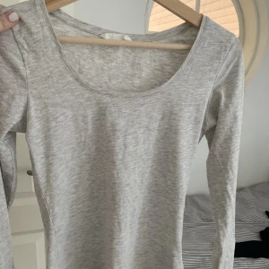 Grå tajt tröja - Fin grå tajt tröja💕Tröjan är aldrig använd! Fråga för fler bilder👌