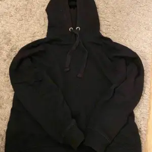 Simpel svart hoodie som inte kommer till användning i storlek M 