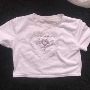 Hello Kitty tshirt med hjärtspets<3 strl xs, köpt på plick men inte direkt min stil :) vid frågor eller fler bilder skriv gärna <3