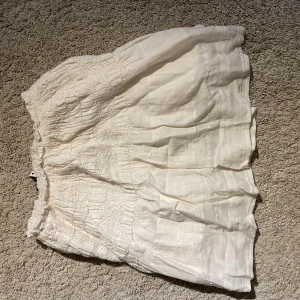 Vit kjol - Krämvit broderad kjol🤍