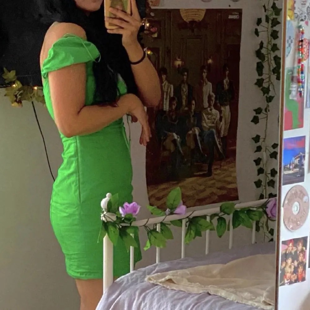En somrig grön kortklänning som är så fin och passar till olika tillställningar! Jag har inte använt denna klänning mycket därav perfekt skick! . Klänningar.