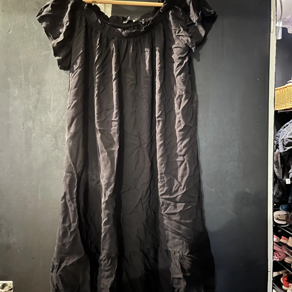 Säljer en klänning som är inköpt på lager 157, aldrig använd och lappen sitter kvar. Stl one size, svart. Klänningar.