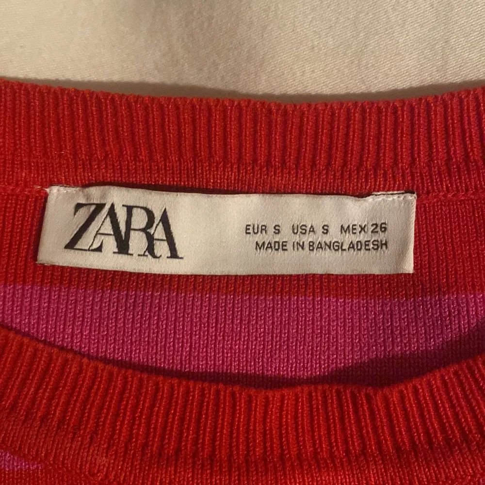 Säljer en randig tröja/topp från Zara som är använd 1 gång. Inga skador eller något annat. . Toppar.